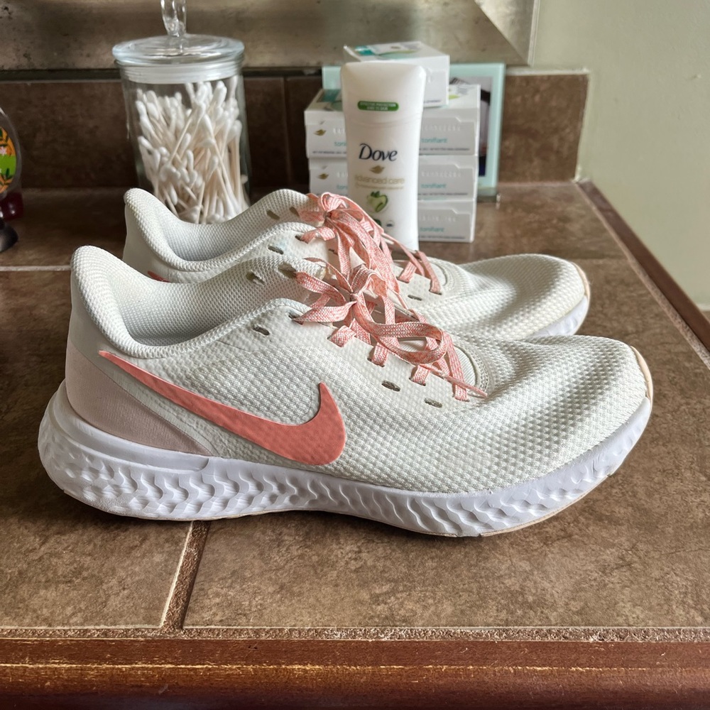 Women’s Nike revolution 5 running shoe